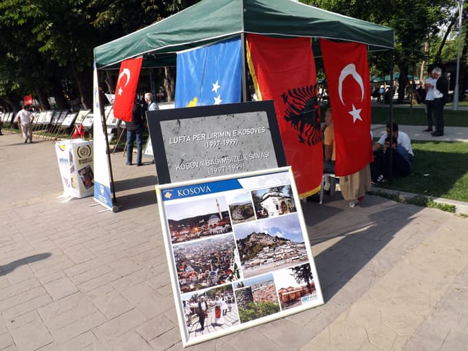 AKM önünde Kosova savaşları konulu sergiye büyük ilgi 