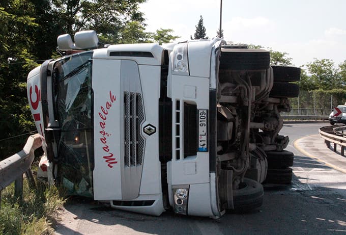 Virajı alamayan TIR devrildi: 1 yaralı