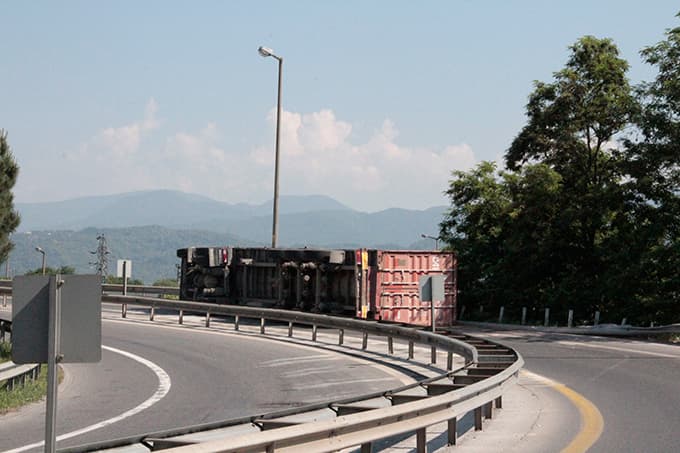 Virajı alamayan TIR devrildi: 1 yaralı