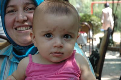 <font face="verdana,geneva" size="2">5 yıl sonra &ccedil;ocuk sahibi olan Adapazarlı Şahin (34) - Kadriye (33) T&uuml;rkan &ccedil;ifti, <font color="#cc0000">&quot;&Ccedil;ocuğumuz olmuyordu. Ada Tıp, yardımıyla &ccedil;ocuk sahibi olduk. 5 yıl &ccedil;ocuk hasreti &ccedil;ektik. Ancak Hazalımız'a kavuştuk. &Ccedil;ok mutluyuz. İkinci &ccedil;ocuğu istiyoruz.&quot;</font> diyerek mutluluklarını dile getirdi. <br /><br />D&uuml;zceli Yeşildağ &ccedil;ifti ise tam 17 yıl beklemiş &ccedil;ocuk sahibi olmak i&ccedil;in. Bir&ccedil;ok doktora gitmelerine rağmen sonu&ccedil; alamayan Yeşildağ &ccedil;ifti, son olarak &ccedil;areyi Ada Tıp Hastanesi'nde denedikten sonra Mehmet Ali ile Yağmur adlı ikiz bebek<br />sahibi olmuş. 17 yıl &ccedil;ocuk hasreti &ccedil;ektiklerini ifade eden Temel (42) - Hacer (36) Yeşildağ &ccedil;ifti, <font color="#cc0000">&quot;&Ccedil;ocuğumuz olmuyordu. Ada Tıp Hastanesi'nde tedavi g&ouml;rd&uuml;k. 17 sene sonra ikiz bebeklerimiz oldu.&quot;</font> dedi.</font>