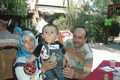 <font face="verdana,geneva" size="2">Sakarya'nın Dokurcun Beldesi'nde yaşayan Cengiz (42) - Nazmiye &Ccedil;ekir (42) de yıllar sonra &ccedil;ocuk sahibi olanlardan. Tam 18 yıl &ccedil;ocuk sahibi olmak i&ccedil;in beklediklerini ifade eden &Ccedil;ekir &ccedil;ifti, <font color="#cc0000">&quot;Yıllar sonra t&uuml;p bebek y&ouml;ntemiyle Fatih adında bir &ccedil;ocuk sahibi olduk. &Ccedil;ok sevindik. Umudun olmadığı bir anda, &ccedil;ocuk sahibi olmak anlatılır gibi değil. &Ccedil;&ouml;lde su bulmak gibi bir şey.&quot; </font>diye konuştu. <br /><br />Etkinliğe katılan aileler, etkinlikte Sakarya'nın meşhur Kazımpaşa k&ouml;ftesini yerken, t&uuml;p bebek y&ouml;ntemiyle d&uuml;nyaya gelen &ccedil;ocuklar, parkta doyasıya eğlendi.</font>