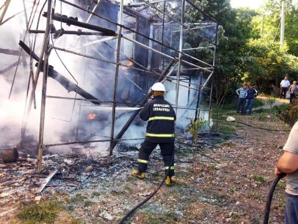 İtfaiyenin su pompası çalışmadı, ahşap ev küle döndü
