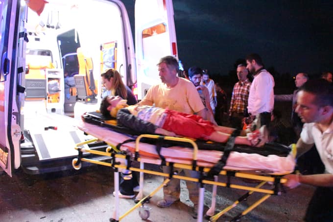 Otomobil ile minibüs çarpıştı: 17 yaralı