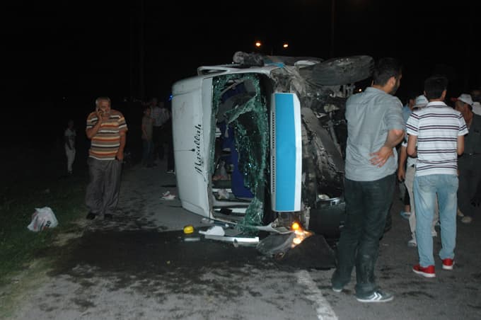 Otomobil ile minibüs çarpıştı: 17 yaralı