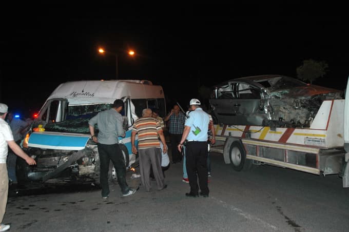 Otomobil ile minibüs çarpıştı: 17 yaralı
