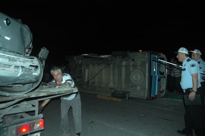 Otomobil ile minibüs çarpıştı: 17 yaralı