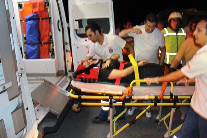 Otomobil ile minibüs çarpıştı: 17 yaralı