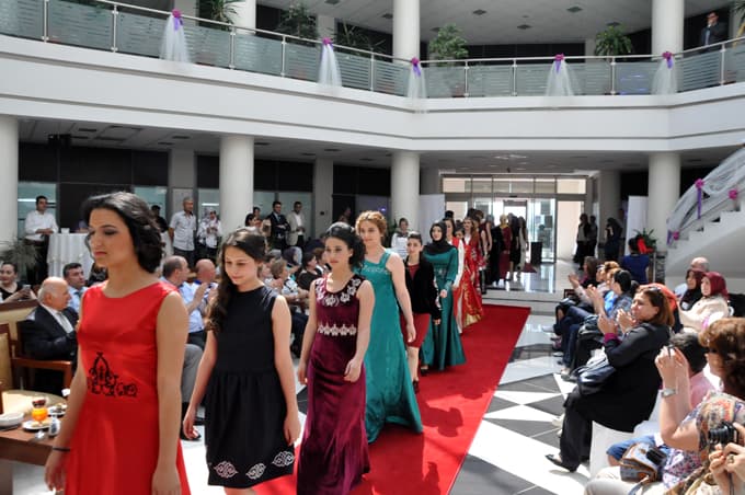 Adapazarı Kız Meslek Lisesi öğrencilerinden SATSO'da defile
