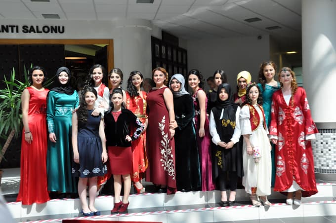 Adapazarı Kız Meslek Lisesi öğrencilerinden SATSO'da defile