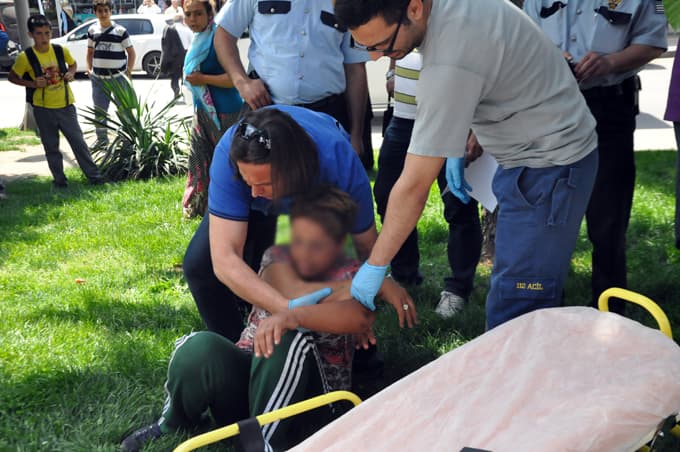 Kendine zarar veren kadını polis zor sakinleştirdi