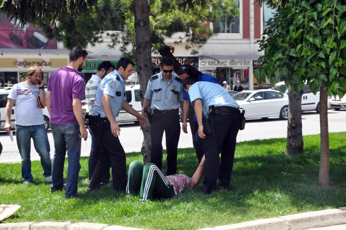 Kendine zarar veren kadını polis zor sakinleştirdi