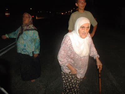 Üst Geçit İsteyen Köylüler Karayolunu Trafiğe Kapattı