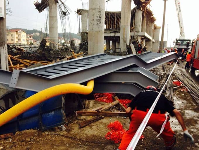 Arifiye'de YHT istasyonu çöktü!