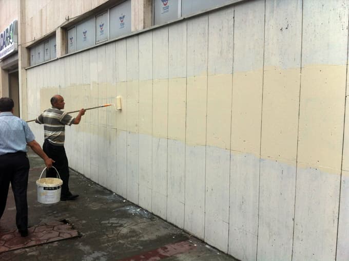 Duvara siyasi yazı yazan iki kişi gözaltına alındı