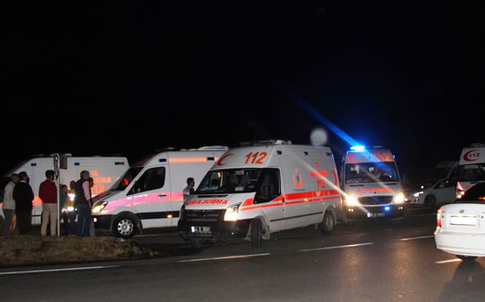 Ambulans ile otomobil çarpıştı: 1 ölü, 7 yaralı