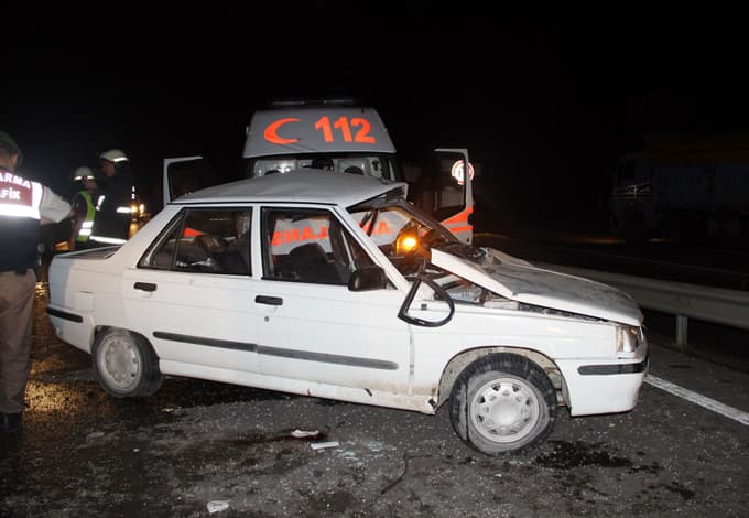 Ambulans ile otomobil çarpıştı: 1 ölü, 7 yaralı