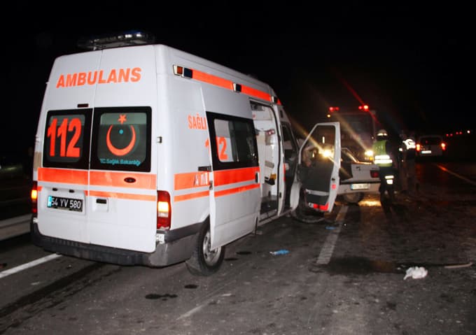 Ambulans ile otomobil çarpıştı: 1 ölü, 7 yaralı