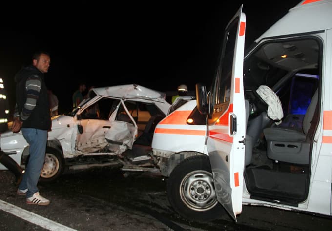 Ambulans ile otomobil çarpıştı: 1 ölü, 7 yaralı