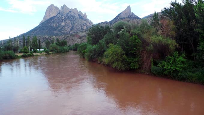 Sakarya Nehri kızıla büründü...