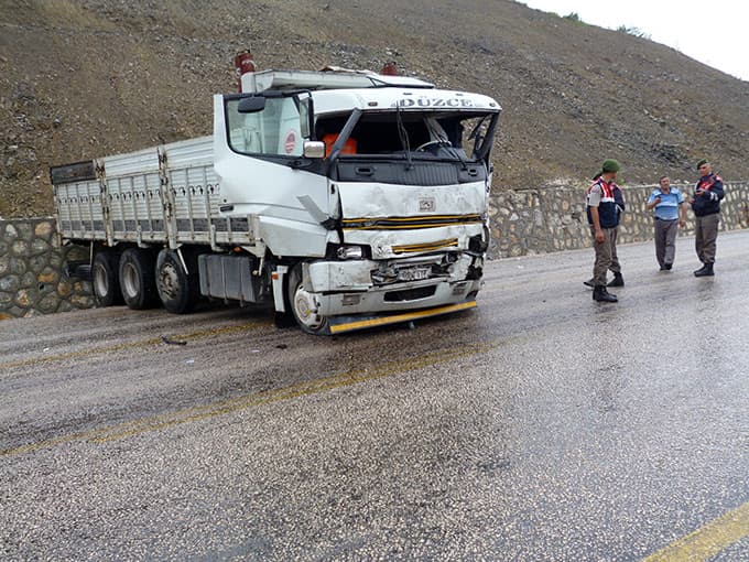 Kamyon taş duvara çarptı, sürücü araç içerisinde sıkıştı