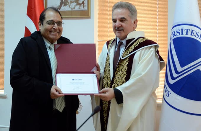  Prof. Dr. Nanda'ya SAÜ'den onursal doktora verildi 
