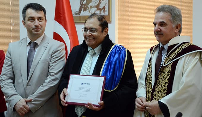  Prof. Dr. Nanda'ya SAÜ'den onursal doktora verildi 