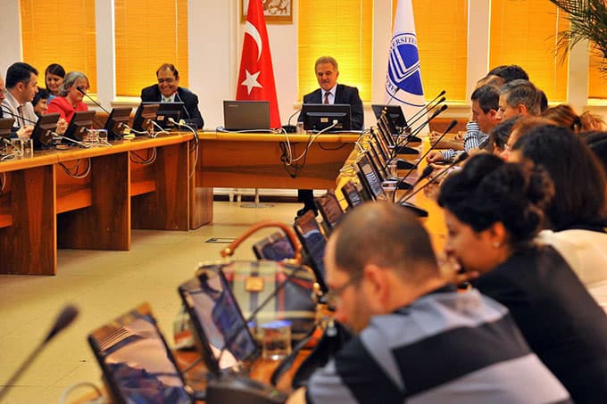  Prof. Dr. Nanda'ya SAÜ'den onursal doktora verildi 