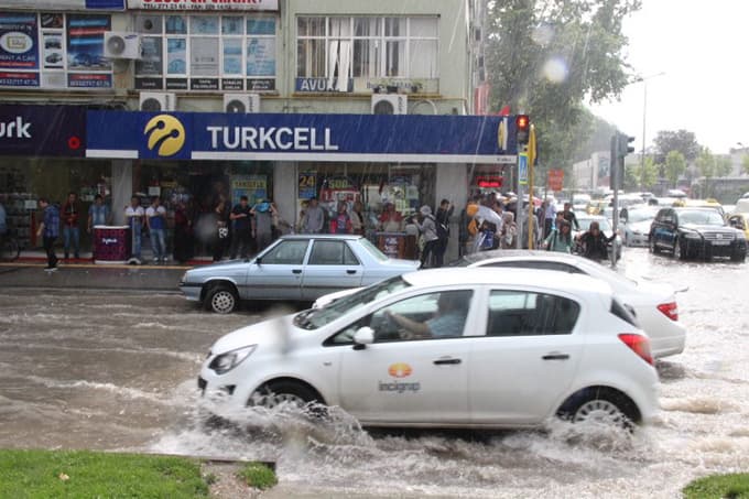 Yağmur yağdı, böyle oldu!