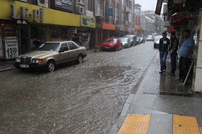 Yağmur yağdı, böyle oldu!