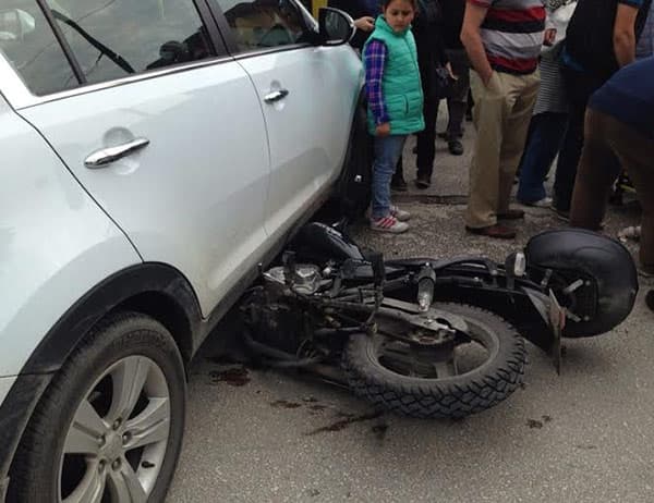Motosiklet, jipin altına girdi!