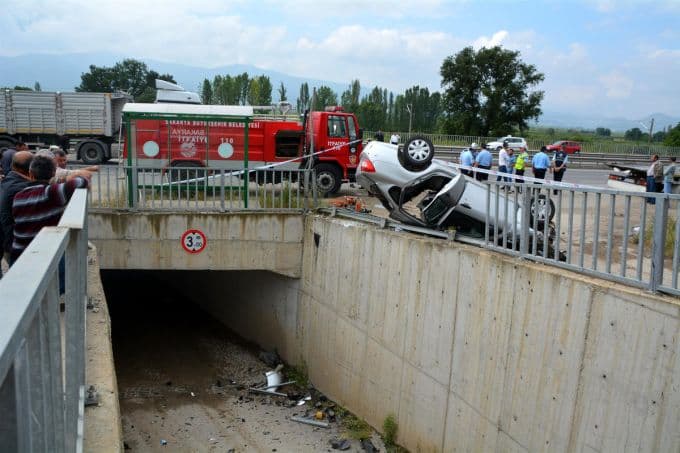 Pamukova'da feci kaza: 2 ölü, 3 yaralı