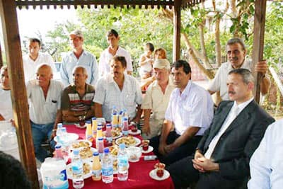 <font face="verdana,geneva" size="2">Kurmaylarını makamında toplayarak yerle ilgili bilgi alan Başkan Dişli, parkın 150 metre aşağısına kurulacak 800 metrekarelik alana oyun parkı kurulana kadar mevcut arsanın satışından vazge&ccedil;ildiğini ve oyun aletlerinin en kısa zamanda yerine konulacağını a&ccedil;ıkladı.<br /><br />Mahalleye bir ziyaret ger&ccedil;ekleştiren Başkan S&uuml;leyman Dişli, &ccedil;ocuk bah&ccedil;esindeki kamelyada mahalle sakinlerinin ikramlarıyla karşılandı. B&uuml;y&uuml;k ilgi g&ouml;rmekten memnun olan Dişli, t&uuml;m &ccedil;alışmaların vatandaşlar i&ccedil;in yapıldığını vatandaşa rağmen bir &ccedil;alışmanın i&ccedil;inde olmalarının m&uuml;mk&uuml;n olmayacağına vurgu yaptı. Belediye arsalarının değerlendirilerek yatırım yapmaya &ccedil;alıştıklarını s&ouml;yleyen Dişli, <font color="#cc0000">&quot;Sadece devletten gelen parayla hizmet &uuml;retmiyoruz, belediyemizin t&uuml;m imkanlarını hizmete d&ouml;n&uuml;şt&uuml;rmek Adapazarılılar'ın hak ettiği yaşam kalitesini şehre kazandırmak istiyoruz. G&ouml;reve geldiğimizde 11 trilyon b&uuml;t&ccedil;emiz vardı, ama gayret g&ouml;stererek bu rakamı bu yıl sonu itibariyle 40 trilyona ulaştırıyoruz. Bunların dışında da 138 trilyon yatırım yaptık. Belediyeye ait olan yerlerin belirlenmesi, bunların daha değerli hale d&ouml;n&uuml;şt&uuml;r&uuml;lmesi &ccedil;alışmalarımızı s&uuml;rd&uuml;r&uuml;yoruz. Buradaki uygulama da bu ama&ccedil;la yapılmıştı, ancak konu bana iletildiğinde buradaki &ccedil;ocuklarımızın da mağduriyeti nedeniyle konunun yeniden incelenmesini istedim. Şimdi yeni bir park yapılana kadar &ccedil;ocuklarımız bu yerde oynamalarına devam edecek.&quot;</font> dedi.</font>
