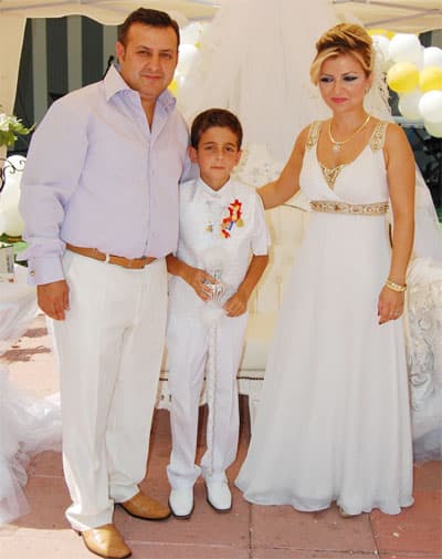 <p align="center"><font face="verdana,geneva" size="2">G&uuml;lery&uuml;z Kuyumculuk Y&ouml;netim Kurulu &Uuml;yesi Abdullah &amp; &Ouml;zlem Bedir &ccedil;ifti, tek oğlu olan Kerem Bedir'i s&uuml;nnet ettirmenin heyecan ve mutluluğunu yaşadı.</font></p>