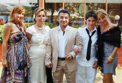 <p align="center"><font face="verdana,geneva" size="2">Amcası Rıfkı Bedir ve ailesi, bu mutlu g&uuml;n&uuml;nde yeğenleri Kerem'i yalnız bırakmadı.</font></p>