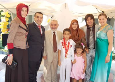 <p align="center"><font face="verdana,geneva" size="2">Amcaları İsmail ve S&uuml;leyman Bedir, her zaman olduğu gibi bu mutlu g&uuml;n&uuml;nde yeğenleri Kerem'in yanında oldu.</font></p>