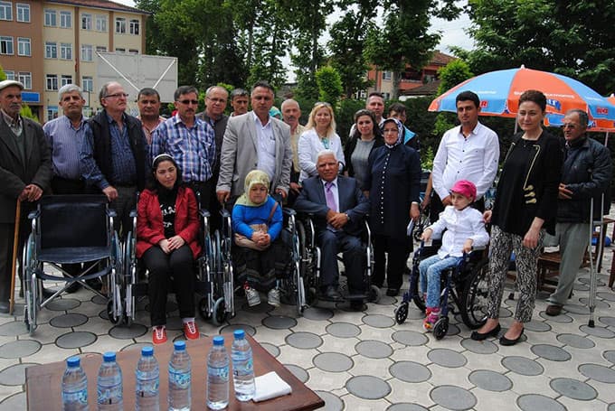 Kaynarca'da engellilere tekerlekli sandalye yardımı