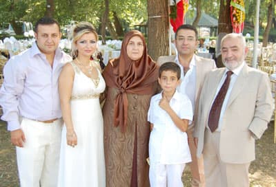 <p align="center"><font face="verdana,geneva" size="2">B&uuml;y&uuml;k amcası Rıfkı Bedir, yeğeninin bu mutlu g&uuml;n&uuml;nde &ouml;rnek misafirperverlik g&ouml;sterdi.</font></p>