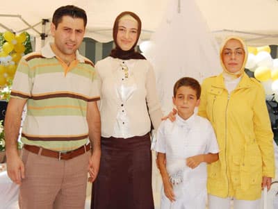 <p align="center"><font face="verdana,geneva" size="2">G&uuml;lery&uuml;z Kuyumculuk personeli de cemiyete tam kadro halinde katıldı.</font></p>