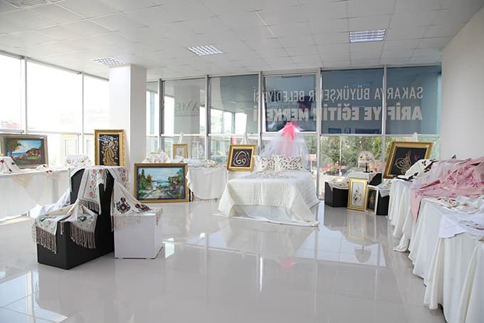 Arifiye SAMEK'te yıl sonu sergisi törenle açıldı