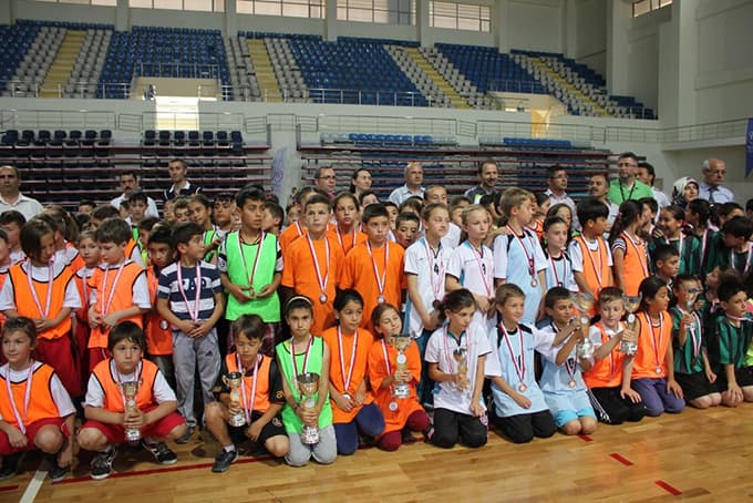 Unutulmaya yüz tutmuş çocuk oyunlarıyla eğlendiler