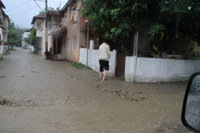 Sapanca İlçesi adeta sular altında kaldı!