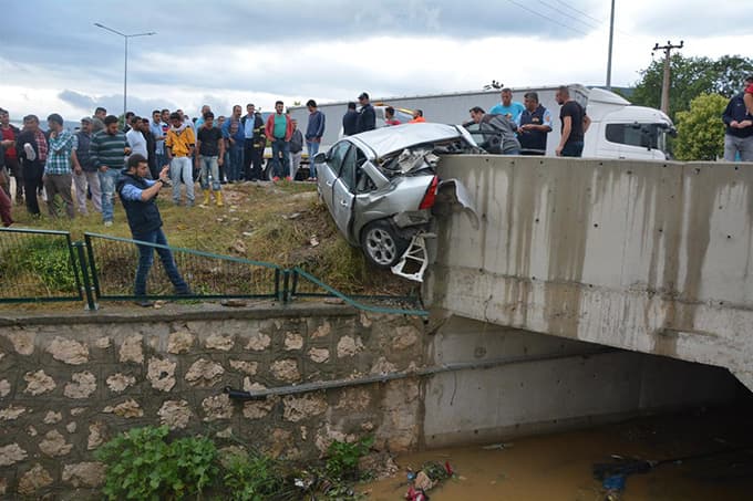 Pamukova'da otomobil beton korkuluklara çarptı
