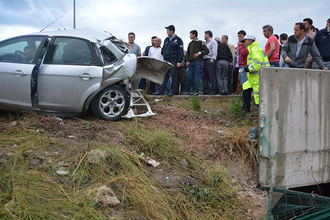Pamukova'da otomobil beton korkuluklara çarptı