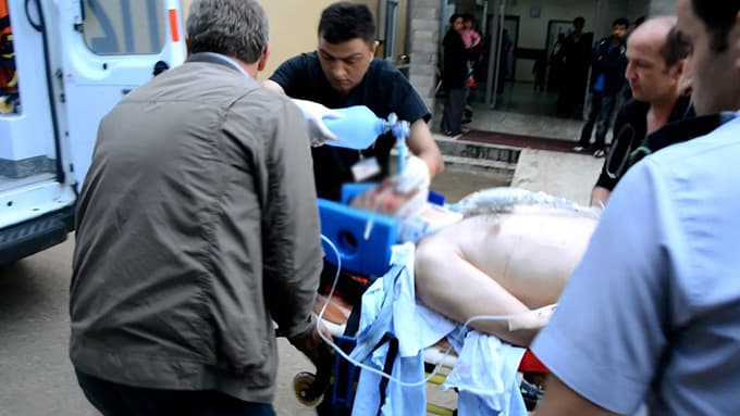 Pamukova'da otomobil beton korkuluklara çarptı