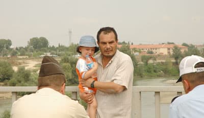 <font face="verdana,geneva" size="2">Bunalıma giren Veysel &Ccedil;., 4 yaşındaki &ccedil;ocuğunu kucağına alarak Sakarya k&ouml;pr&uuml;s&uuml;ne geldi. Yoğun trafiğin arasından k&ouml;pr&uuml;n&uuml;n korkuluklarına ge&ccedil;meyi başaran Veysel &Ccedil;.'yi g&ouml;ren s&uuml;r&uuml;c&uuml;ler, hemen durumu jandarmaya bildirdi. Olay yerine gelen g&ouml;revliler kucağındaki &ccedil;ocukla birlikte kendini Sakarya nehrine atmak isteyen Veysel &Ccedil;.'yi, uzun s&uuml;re ikna etmeye &ccedil;alıştı. Bu sırada korkuluklara yanaşan bir yakınını g&ouml;ren şahıs, &ccedil;ocuğunu havaya kaldırarak atmak istedi. <br /><br />K&uuml;&ccedil;&uuml;k &ccedil;ocuk ağlamaya başlarken, arkadan gizlice yaklaşan bir jandarma astsubayı şahsı yakaladı. G&ouml;zyaşlarını tutamayan Veysel &Ccedil;., &ccedil;alıştığı iş yerinde kendisine malulen emekli olma s&ouml;z&uuml; verildiğini belirterek, <font color="#cc0000">&quot;Emekli olmayı beklerken işime son verildi. Daha &ouml;nce de aynı nedenden kendimi Sakarya nehrine attım, ama balık&ccedil;ılar kurtardı.&quot;</font> dedi. <br /><br />Baba ve minik oğlu Sakarya Eğitim ve Araştırma Hastanesi'ne kaldırılırken, olayı haber alan Veysel &Ccedil;.'nin eşi Suzan &Ccedil;. (36) de eşi ve &ccedil;ocuğunun yanına gitti. Olayla ilgili araştırma s&uuml;r&uuml;yor.</font>