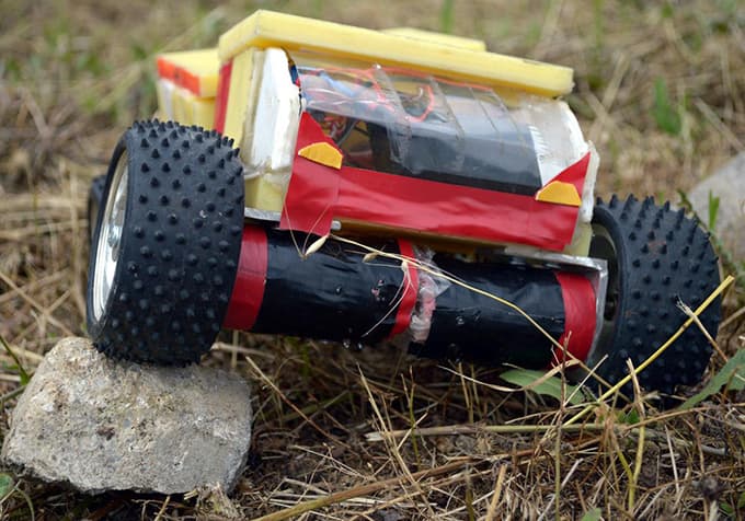 SAÜ'lü öğrenciler ilginç bir robot geliştirdiler