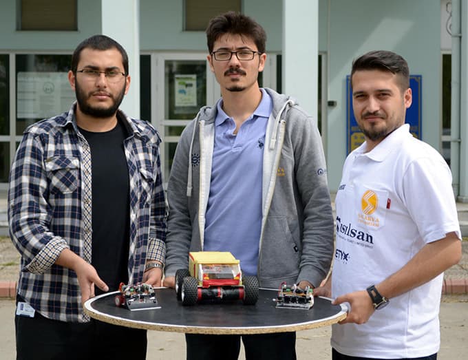 SAÜ'lü öğrenciler ilginç bir robot geliştirdiler