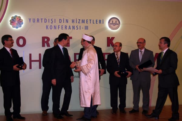 "İlahiyat fakültelerinde İslam dünyasını anlatan derslerden mahrumuz"