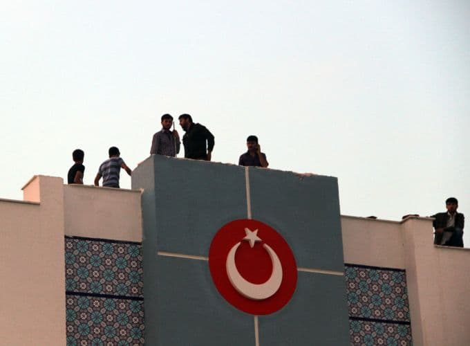 Maaşlarını alamayan işçiler, okulu ateşe verdi!