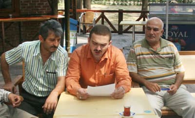 <p><font face="verdana,geneva" size="2">Kamp&uuml;s ve y&uuml;ksek okullar &ccedil;evresinde bulunan işletmelerimizde &ouml;ğrencinin &ccedil;oğunlukta olmasından daha doğal bir şey yoktur.</font></p><p><font face="verdana,geneva" size="2">Bizler T.C. kanunlarına ve h&uuml;k&uuml;mlerine riayet eden &ouml;zel işletme sahipleriyiz. Her T&uuml;rk vatandaşı gibi bizler de yasalar ve y&ouml;netmelikler &ccedil;er&ccedil;evesinde ticaret yapma hakkına sahip bulunmaktayız.</font></p><p><font face="verdana,geneva"><font size="2"><strong>PEKİ, BU PANİK VE RAHATSIZLIK NEDEN?</strong><br /><br /></font><font size="2">Bazı yurt sahiplerinin yaptığı basın a&ccedil;ıklamasında doğru olan tek şey bunun bir arz ve talep meselesi olduğudur. Arz eğrisi Sakarya adına artarken, talep eğrisi ise pansiyon, apart pansiyon ve &ouml;zel mesken sahipleri lehine artmıştır. Dolayısı ile &ouml;zel &ouml;ğrenci yurtlarına eskisi kadar rağbet edilmemektedir. &Ccedil;&uuml;nk&uuml; Adapazarı&rsquo;nda faaliyet g&ouml;steren &ouml;zel yurtlar &ccedil;ok fahiş fiyatlarla ticaret yapmaktadırlar. Bir &ouml;ğrenciden talep ettikleri yıllık hizmet bedeli 4.500 ile 6.000 YTL arasında değişmektedir. Bunun karşılığında aldıkları hizmeti yetersiz bulan &ouml;ğrenciler ve &ouml;ğrenci velileri kendilerinin yolunacak kaz gibi g&ouml;r&uuml;lmesinden şik&acirc;yet&ccedil;idirler. Daha kaliteli bir hizmeti bizlerden yarı fiyatına almakta, bunun yanı sıra d&uuml;r&uuml;stl&uuml;k, yakın ilgi ve g&uuml;venilirlik sebebi ile pansiyon ve apart pansiyonları tercih etmektedirler. <strong>&Uuml;st&uuml; &ouml;rt&uuml;lmek istenen ger&ccedil;ek ise budur. Biz soyguna dur dedik.</strong></font></font></p>